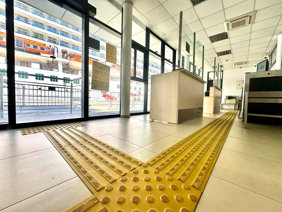 Accessible map display at port terminal