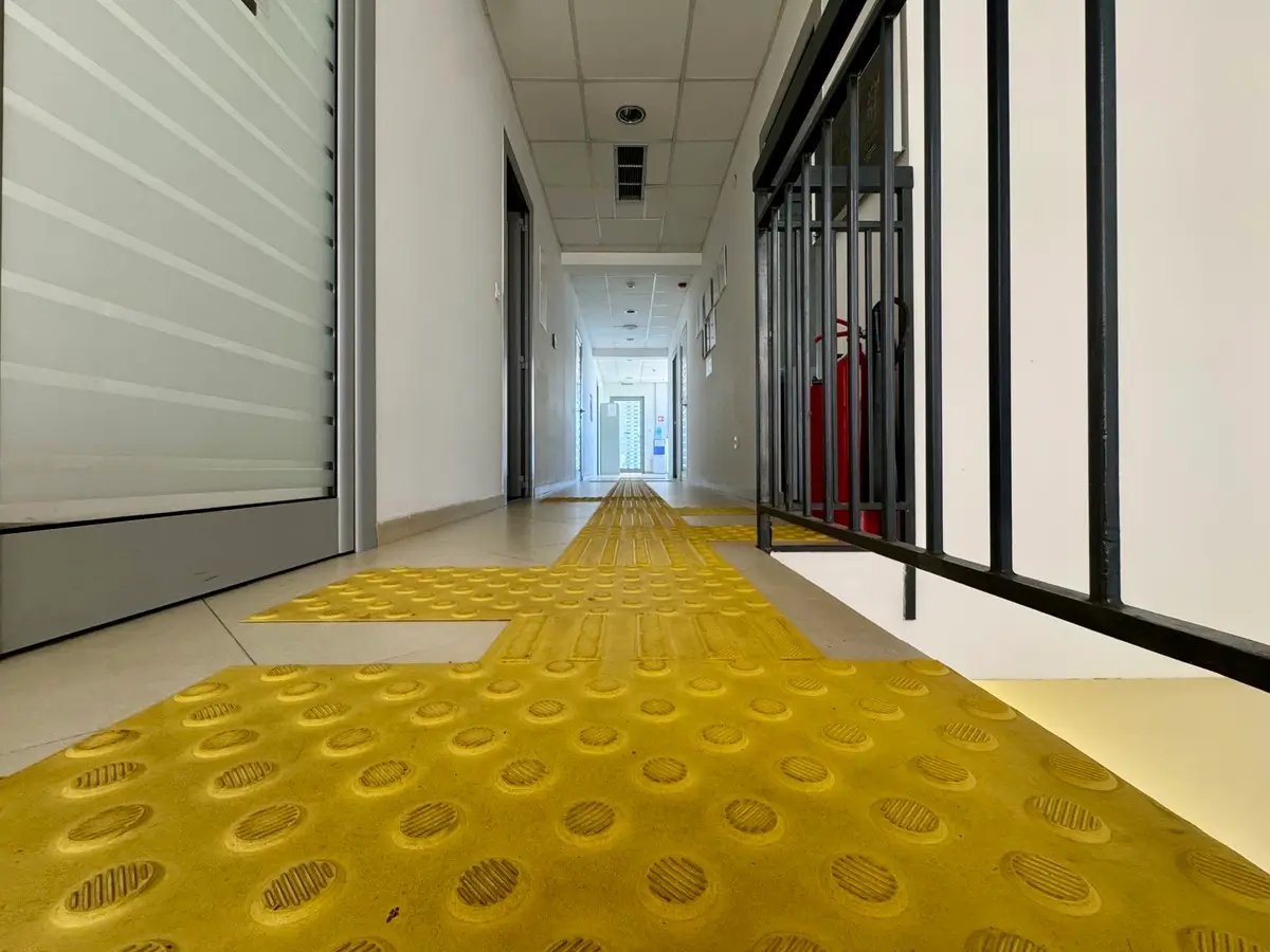 Tactile guidance strips and high-contrast information displays